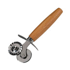 Nudelschneider mit Holzgriff und zwei verschiedenen Größen von Fackelmann