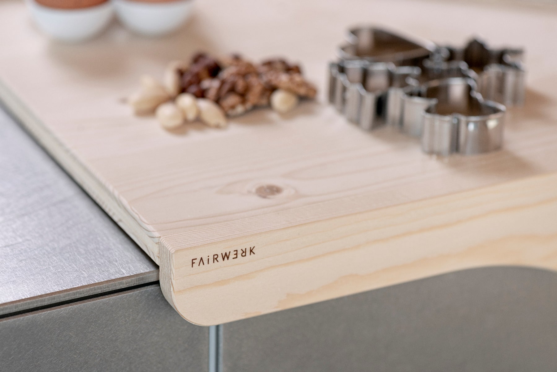 Küchen Arbeitsbrett Backbrett aus Fichtenholz auf dem Backformen mit Nüssen liegen