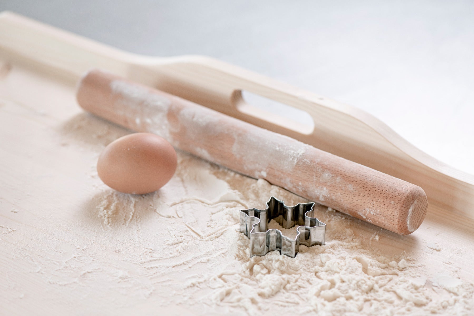 Küchen Arbeitsbrett Backbrett aus Fichtenholz auf dem Formen aus einem Ausgerollten Teig gestochen werden