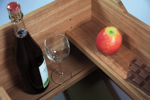 Geöffneter Beistelltisch. Sichbar sind die im Beistelltisch inneren Holzablageflächen für Inhalt.