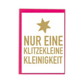 Weiß/ Magento farbige Postkarte mit der goldenen Schrift "Nur eine Klitzekleine Kleinigkeit"