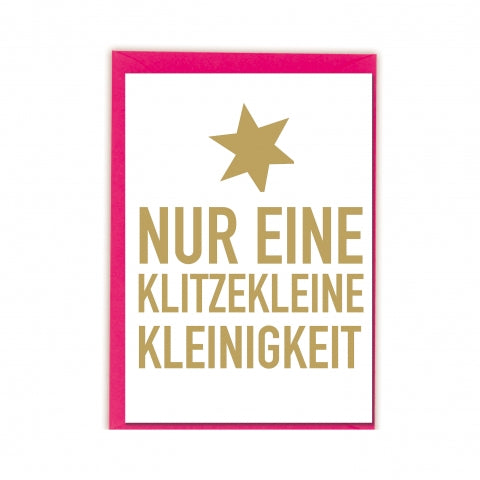 Weiß/ Magento farbige Postkarte mit der goldenen Schrift "Nur eine Klitzekleine Kleinigkeit"
