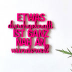 Wanddekoration Pinker Schriftzug "Etwas durchgeknallt ist ganz nah an wundervoll"
