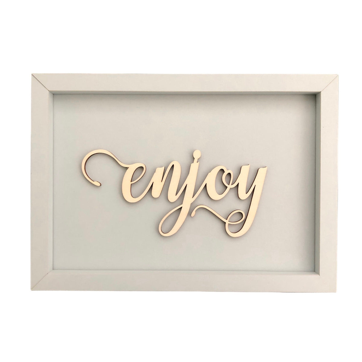 Weißer Papp-Bilderrahmen in mit der Schrift "Enjoy"