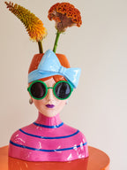 Deko Vase Fashion Lady auf einem Tisch mit zwei Blumen