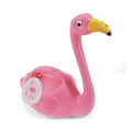 pinke plastik Gießkanne in Form eine Flamingos mit Griff im flamingo körper zum tragen, runde Augen in schwarz weiß, gelber schnabel mit schwarzer Spitze, hinten Öffnung zum Befüllen, forme am Schnabel Öffnung zum Wasser ablassen bzw. Gießen