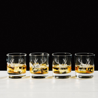 Vier mit Whisky gefüllte Gläser mit Hirsch Gravur
