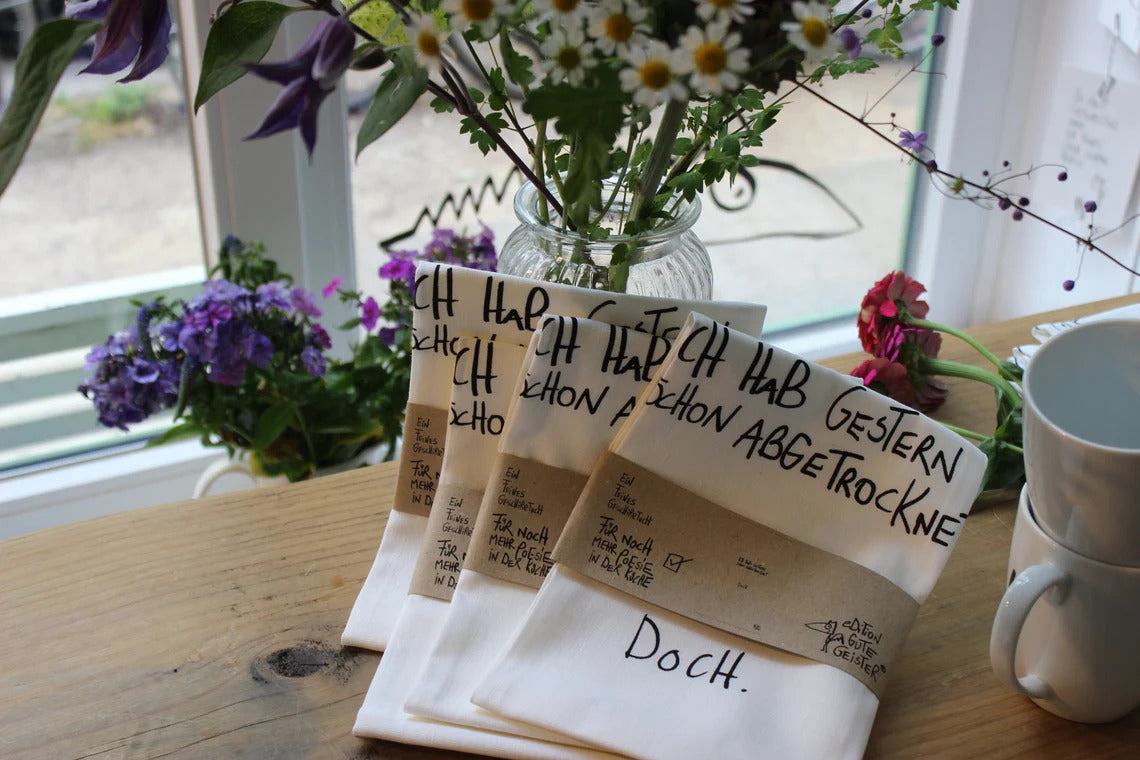 Drei Geschirrtücher verpackt und auf der Fensterbank zur schau gestellt