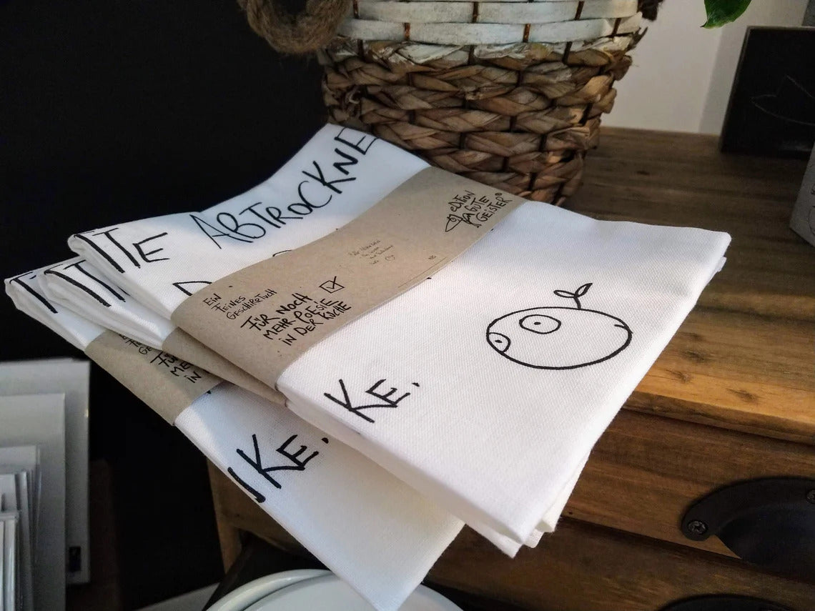 Verpacktes Geschirrtuch auf dem Tisch