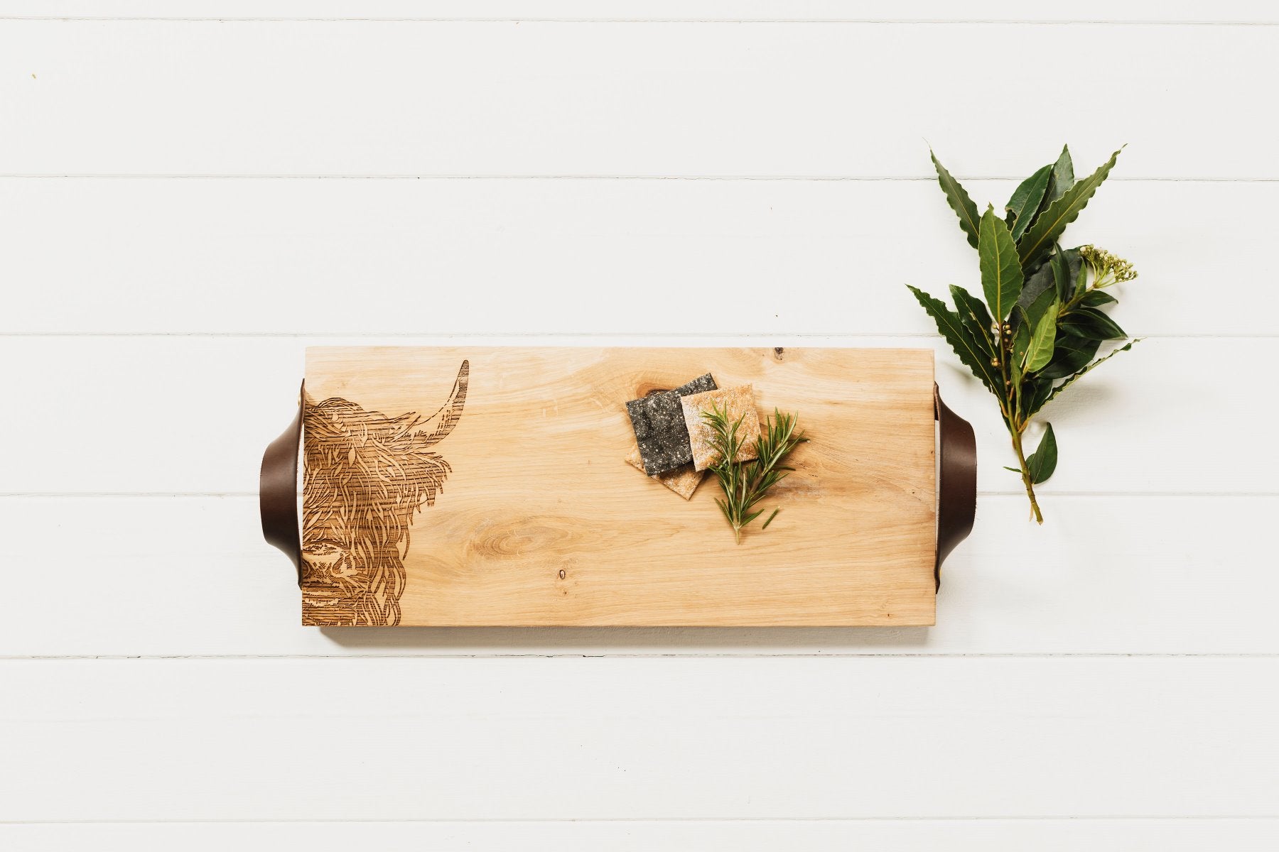 Serviertablett aus schottischer Eiche mit einem eingebrannten Hochlandrind-Motiv und grünem Dekor