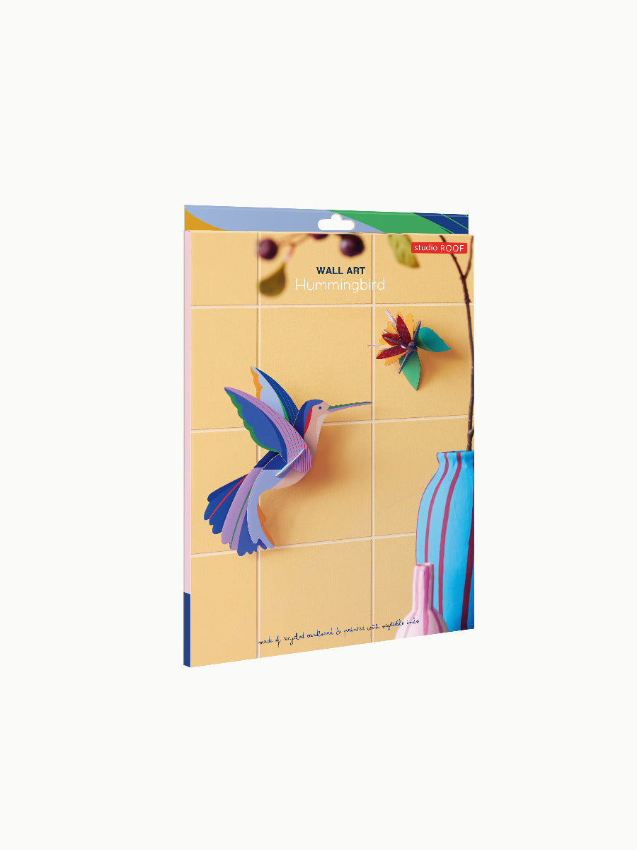 Wanddeko Farbenfroher Kolibri mit Blüte