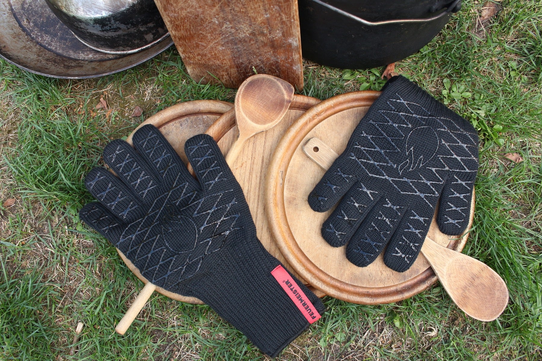 Grill-Handschuhe mit anderen Grill-Utensilien
