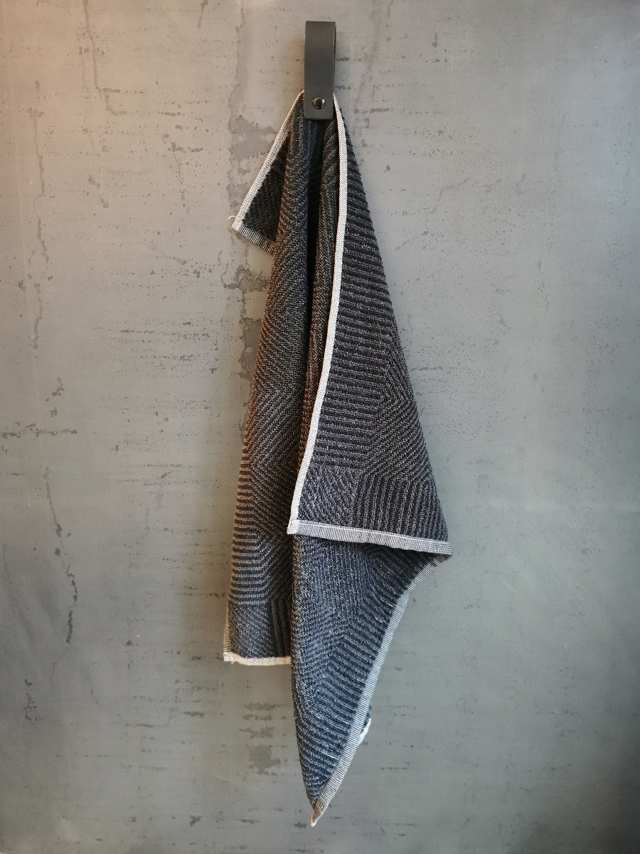 Handtuchhalter aus Dunkelgrauem echten Leder mit Magetverschluss hält ein Handtuch