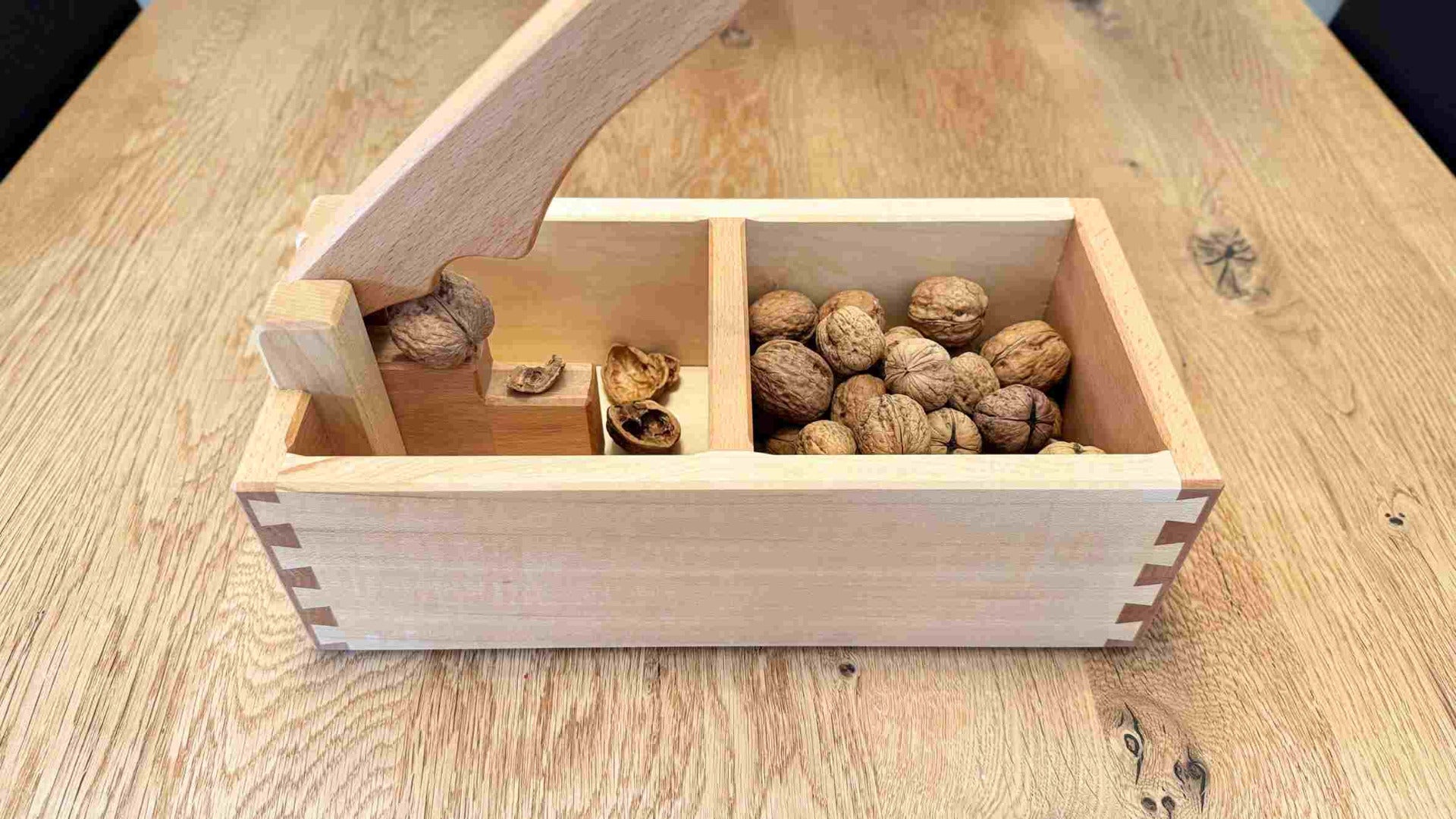 Nussknacker mit Hebel und Schalenfang, Buche