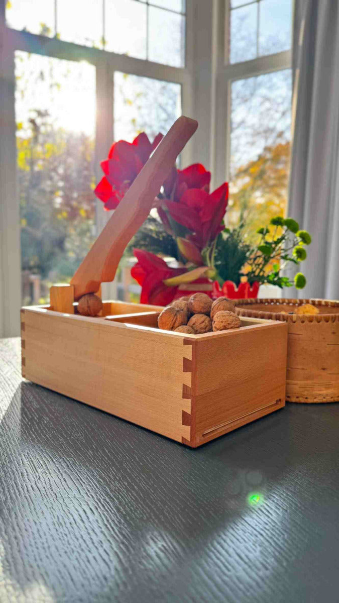 Nussknacker mit Hebel und Schalenfang, Buche