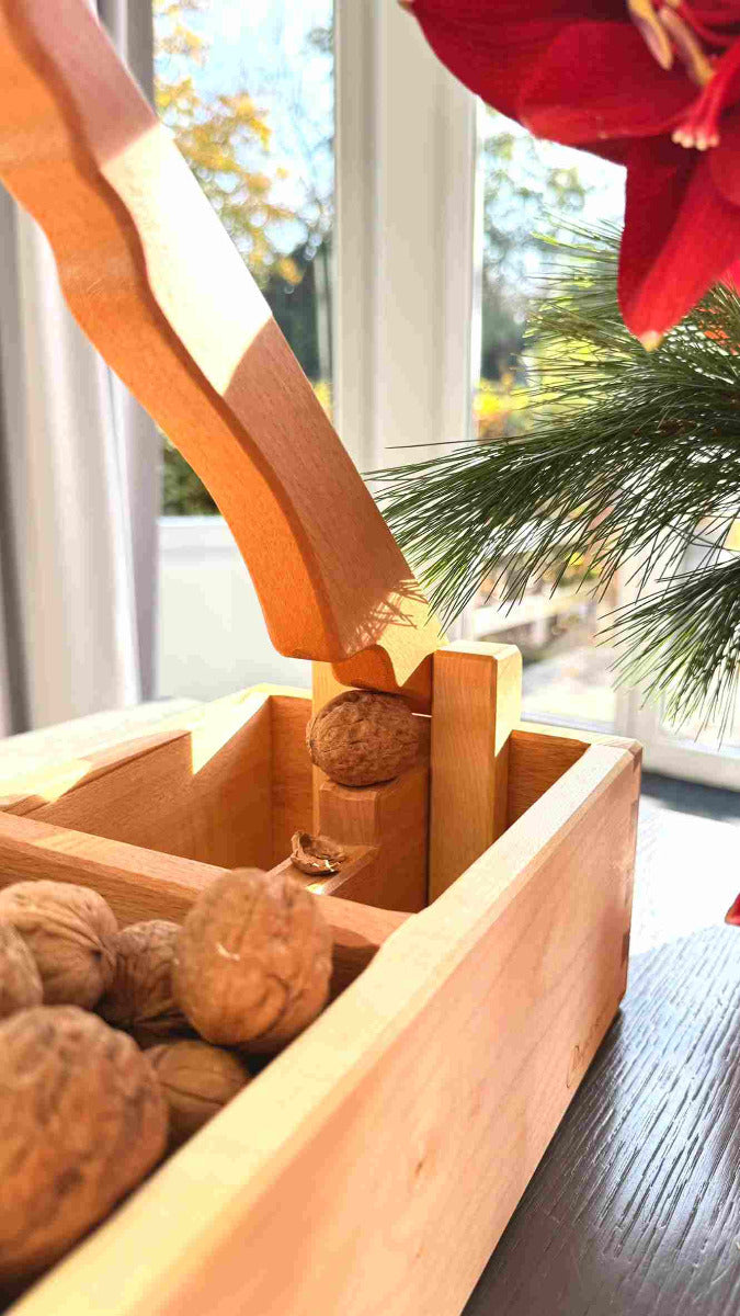 Nussknacker mit Hebel und Schalenfang, Buche