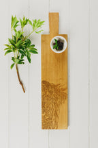 Ein Eichen Servierbrett mit einem eingebranntem "Hochlandrind" Design