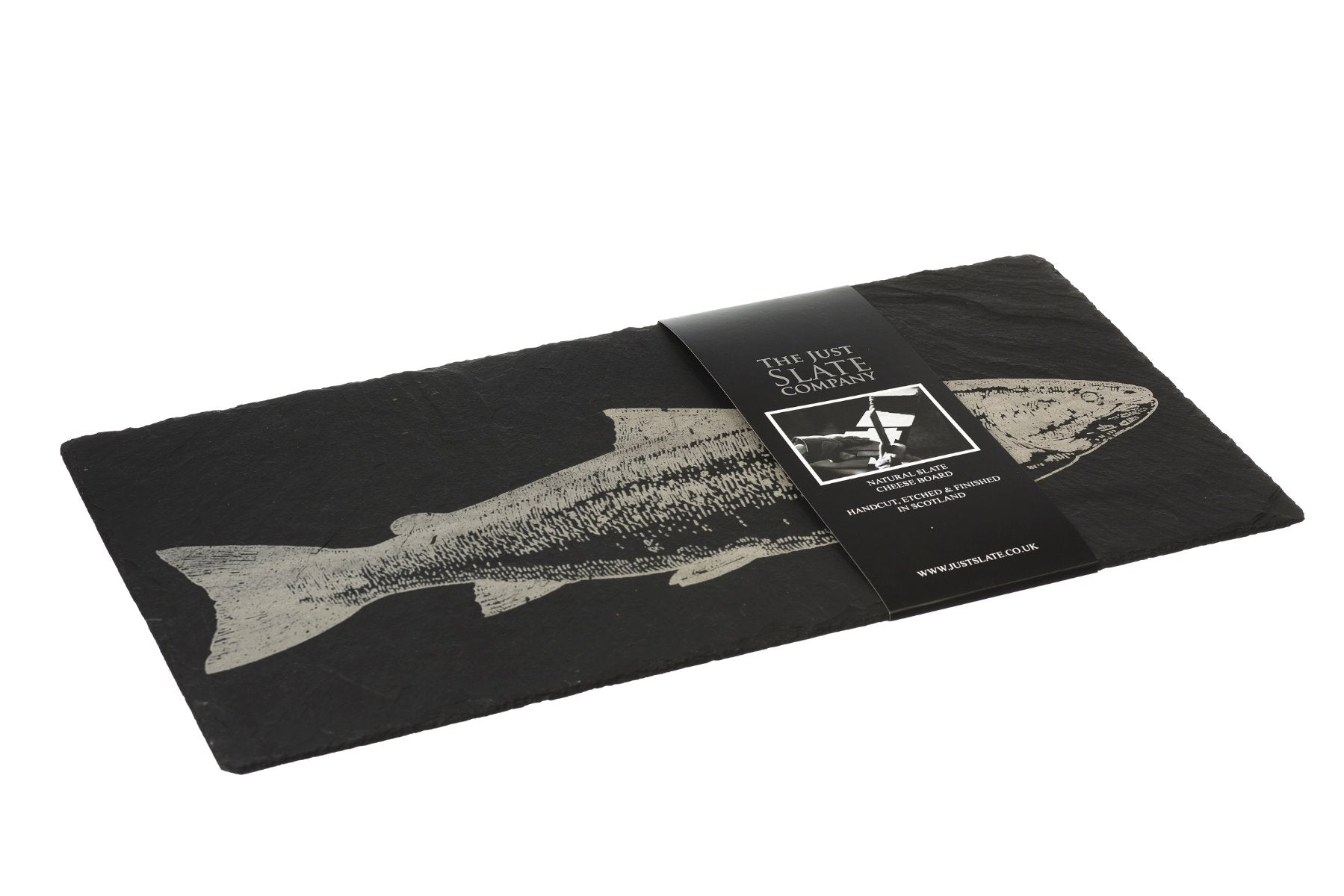 Eine rechteckige Servierplatte aus Schiefer mit einem eingravierten Fisch-Motiv