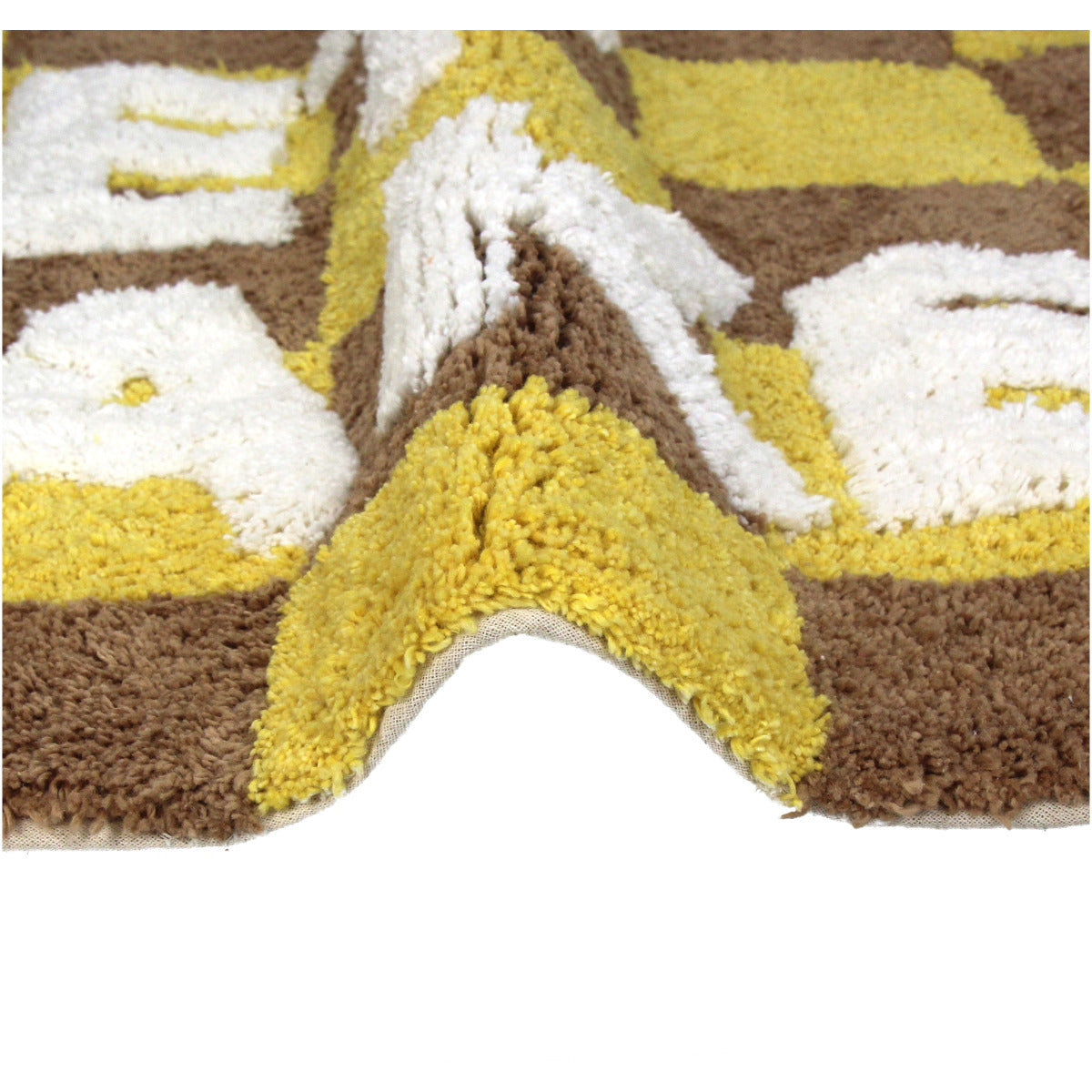 Badvorleger/ Badematte kariert in Braun und Gelb mit der weißen Schrift "Get naked" Nahaufnahme einer Wölbung