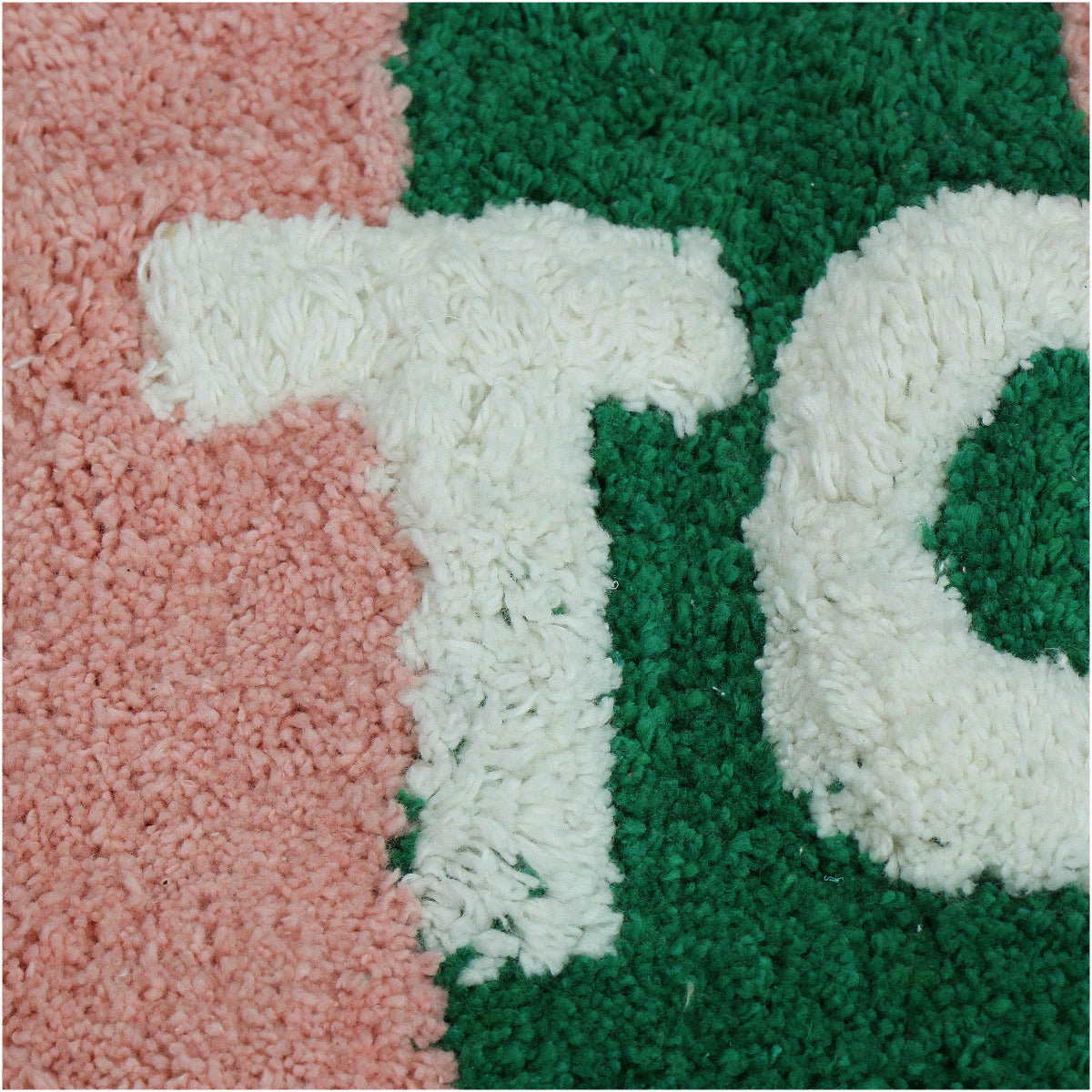 Grün Pink gestreifte Badematte mit der weißen Schrift "You look good today"  Nahaufnahme des Materials