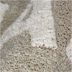 Taupe Badematte mit der weißen Schrift "Get Naked" Nahaufnahme des Materials