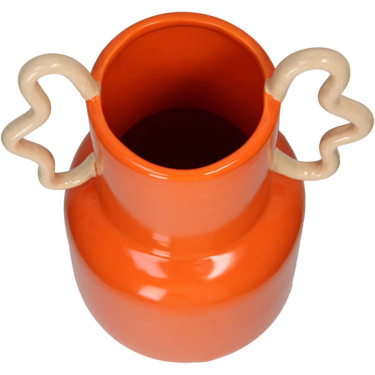 Nahaufnahme der Öffnung der Orangenen Deko Vase in form einer zweistufigen Zylindrischen Form, unten breiter ober enger. Mit geschwungenen Sandfarbigen Griffen