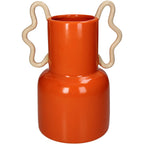 Orangene Deko Vase in form einer zweistufigen Zylindrischen Form, unten breiter ober enger. Mit geschwungenen Sandfarbigen Griffen