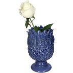 Blaue Ananas-Förmige Deko Vase mit und kurzem Schaft und einer Öffnung , die an einer Lotus blüte erinnert präsentiert mit einer Weißen Rose