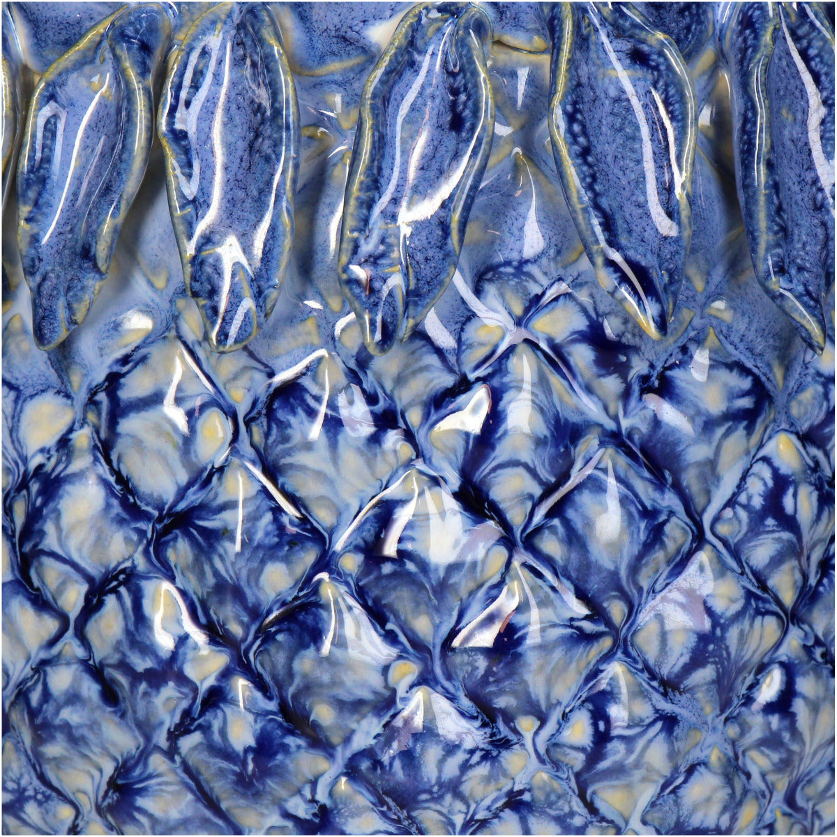 Nahaufnahme der Textur der Blätter und kariertem Ananas Muster der Blauen Vase