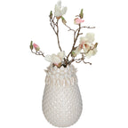 Weiße Ananas-Förmige Ovale Deko Vase mit einer Öffnung, die an einer Lotus blüte erinnert mit Zweigen und weißen blüten