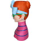 Seitenansicht Deko Vase "Lady Pop" mit Sonnenbrille, Haarschleife und trendigem Shirt. Ausdrucksstarke Farben in Pink, Türkis, Grün und Schwarz.