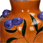 Nahaufnahme der Orangenen Deko Vase mit Blaubeer Muster und Beeren, die 3D haptisch an der Außenwand herrausgucken
