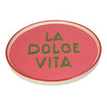 Pinker Antipasti Teller mit einer grünen Schrift "La Dolce Vita" und einem rechtwinkligen roten Rand