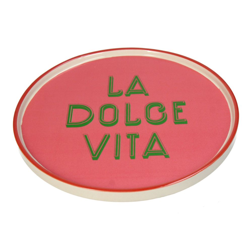 Pinker Antipasti Teller mit einer grünen Schrift "La Dolce Vita" und einem rechtwinkligen roten Rand
