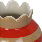 Nahaufnahme der Ovalen Deko Vase horizontal gestreift in rot und beige mit einer Blumenartigen öffnung