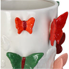 Nahaufnahme der Weißen Deko Vase mit 3D Angebrachten in den farben Orange Rot, pink und grün gefärbten Schmetterlingen