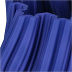 Nahaufnahme der Blauen Deko Vase aus Porzellan in form von eines Symetrischen und breiten Tuchmusters 