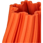 Nahaufnahme der Orangenen Deko Vase aus Porzellan in form von eines Symetrischen Tuchmusters