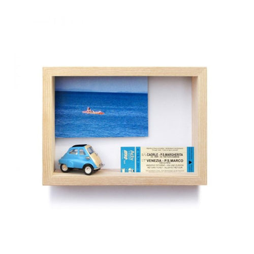 Rahmen aus Eschenholz für Postkarten, Karteikärtchen, Fotos, Urlaubserinnerungen. Hier mit einer blauen Postkarte mit einem Boot und ein blaues Spielzeug Auto