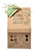 Braune Papiertüte in Form eines Hauses mit einer angebundenen Schnurr und aufgedruckten Garten Utensilien und der Schrift "KLEINER KÜCHEN GARTEN"