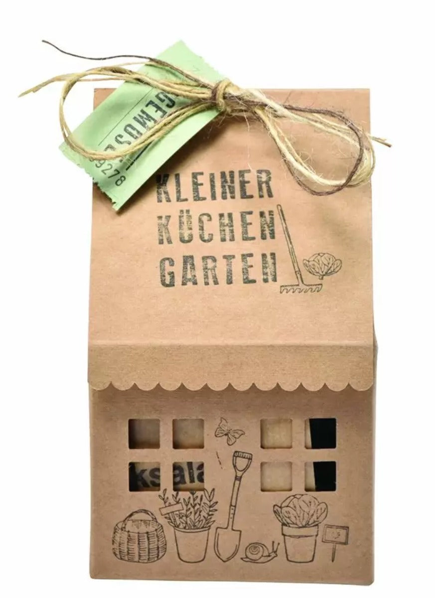 Braune Papiertüte in Form eines Hauses mit einer angebundenen Schnurr und aufgedruckten Garten Utensilien und der Schrift "KLEINER KÜCHEN GARTEN"