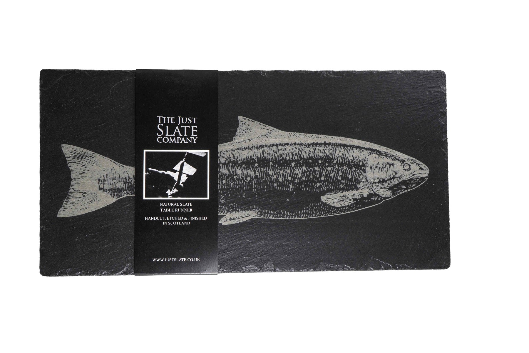 Eine rechteckige Servierplatte aus Schiefer mit einem eingravierten Fisch-Motiv