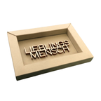 Rechteckige Wanddekoration in Taupe mit der Schrift "Lieblingsmensch", anderer Blickwinkel