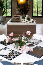 Gedeckter vierer Tisch Tischset Schwarz weiß im Heringbone Muster