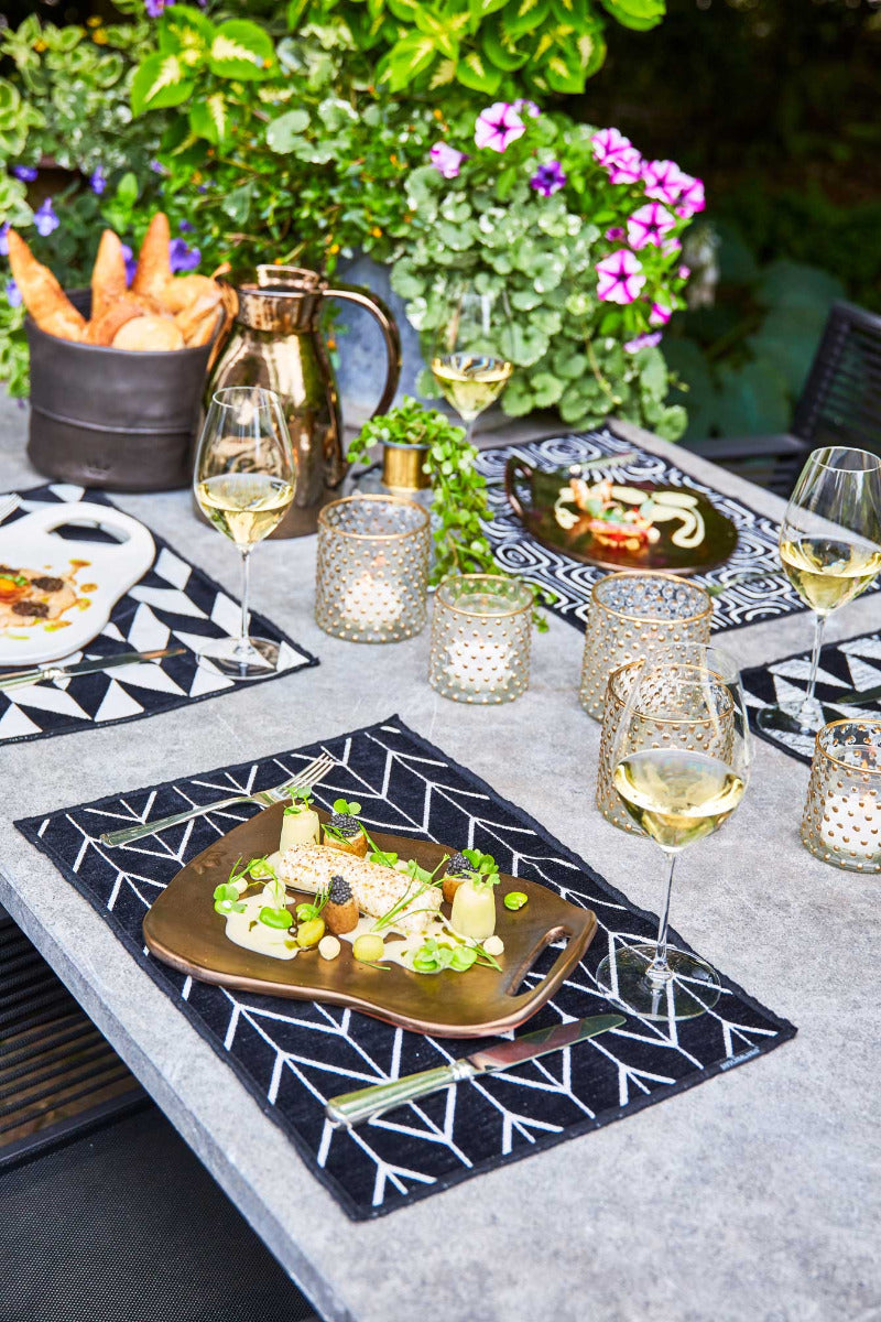 Gedeckter Tisch mit Tischset Schwarz weiß im Heringbone Muster