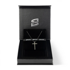die Schwarze Rindleder Lederhalskette mit einem angehangenen Edelstahl Kreuz Anhänger in der Verpackung 