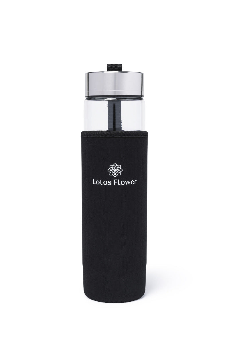 Die Trinkflasche in einer schwarzen Flaschenhusse auf der steht "Lotos Flower"