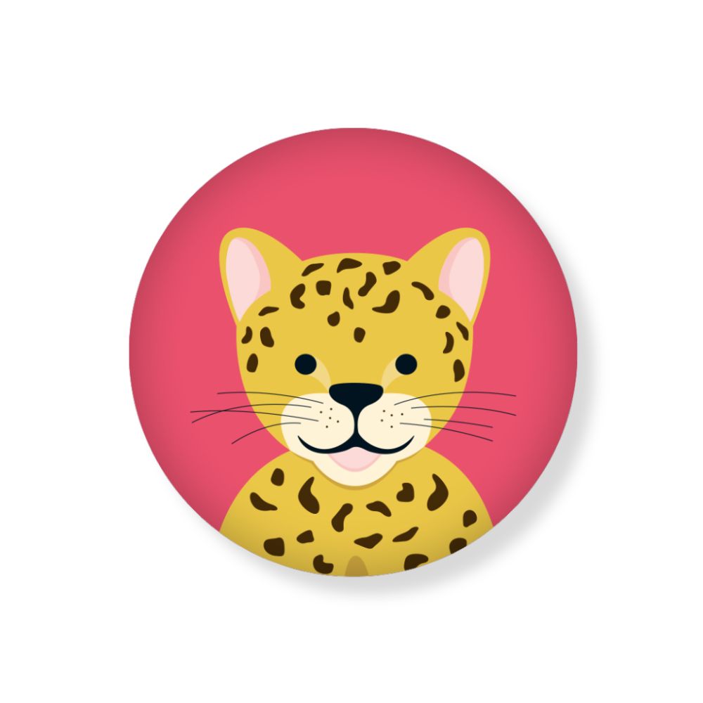 Runder Magnet mit rotem Hintergrund und einem Leoparden Motiv