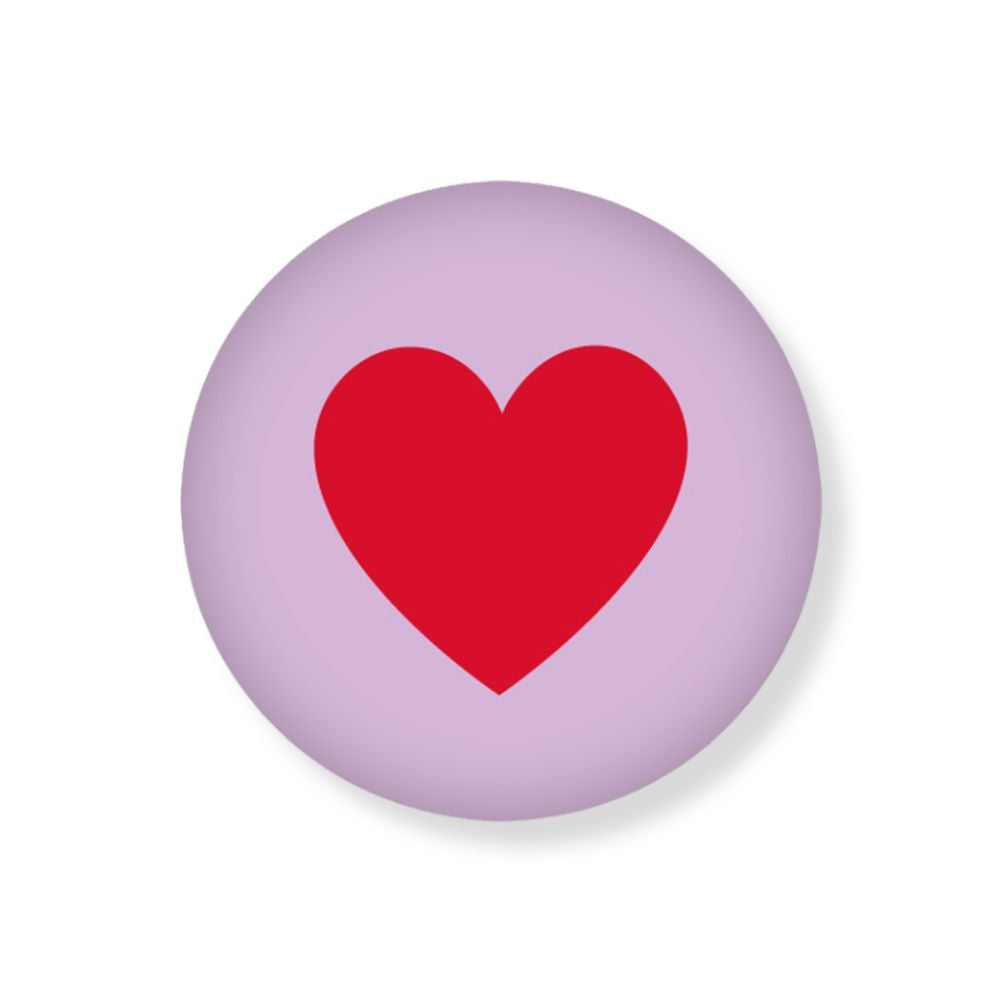 Runder Magnet mit lila hintergrund und einem roten herz Motiv