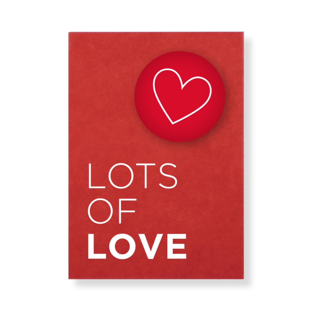 Rote Postkarte mit Schrift "LOTS OF LOVE" mit Magnet mit Herz Motiv